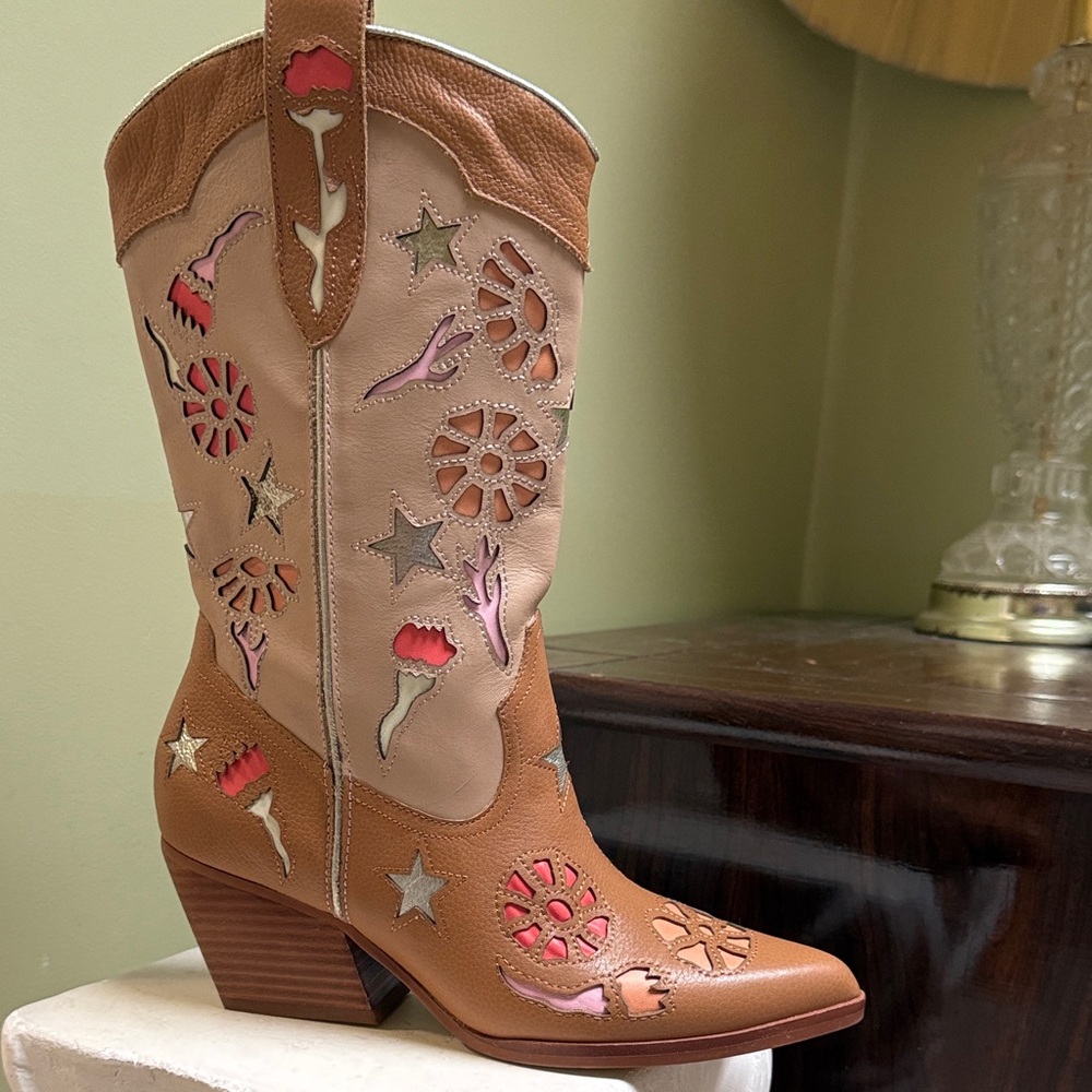 Dolce Vita Lassie western boot in the tan/multi color. Size 6.5 new women H53N12